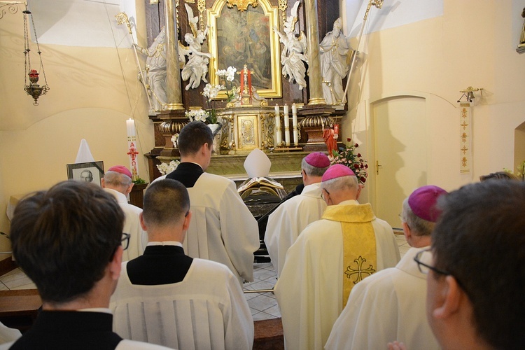 Opole. Przeniesienie do katedry ciała śp. biskupa Jana Bagińskiego