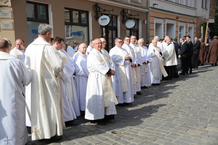 Opole. Przeniesienie do katedry ciała śp. biskupa Jana Bagińskiego