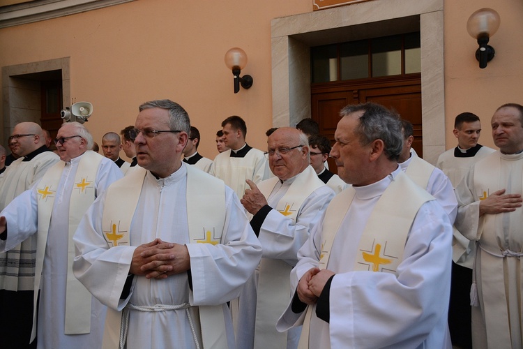 Opole. Przeniesienie do katedry ciała śp. biskupa Jana Bagińskiego