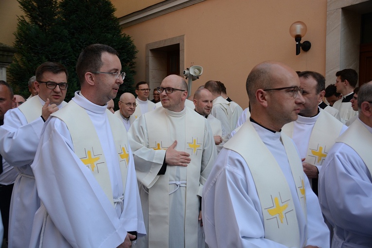 Opole. Przeniesienie do katedry ciała śp. biskupa Jana Bagińskiego