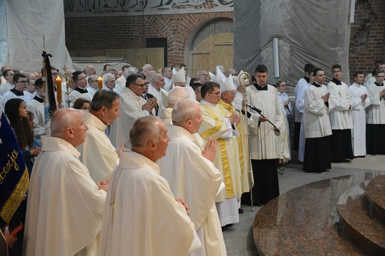 Opole. Msza św. za zmarłego biskupa Jana Bagińskiego