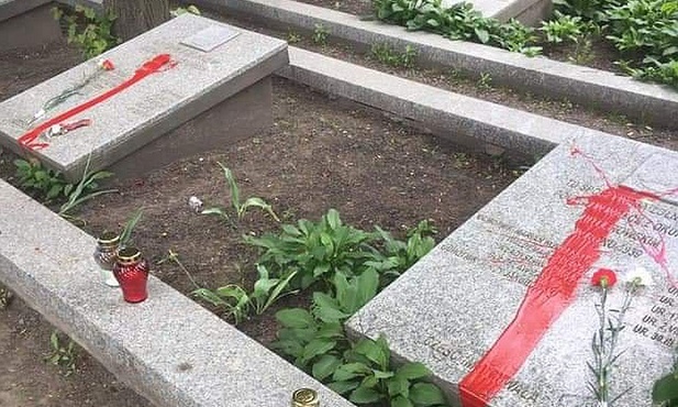 Oblali farbą nagrobki powstańców. Policja prosi o pomoc