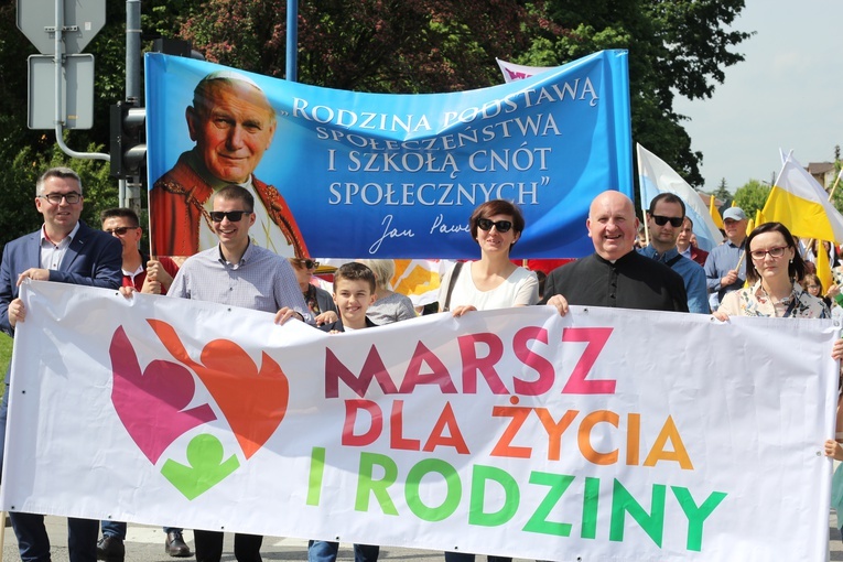 Uczestnicy marszu nieśli transparenty, balony i flagi.