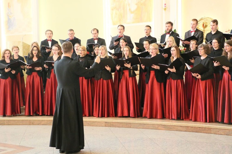 Chóry uczestniczące w festiwalu przygotowały oprawę Mszy św.