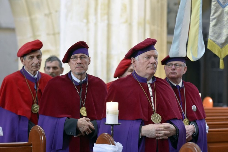 Prymicje. Jedne z dziesięciu