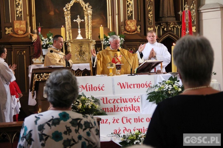 Odnowienie przysięgi małżeńskiej w parafii pw. Podwyższenia Krzyża Świętego w Sulechowie