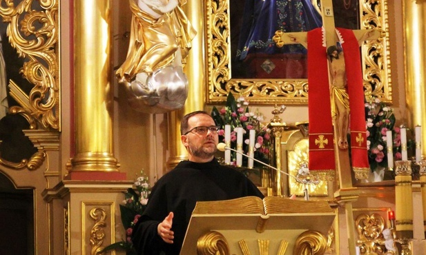 O. Andrzej Prugar OFMConv w bazylice hałcnowskiej.