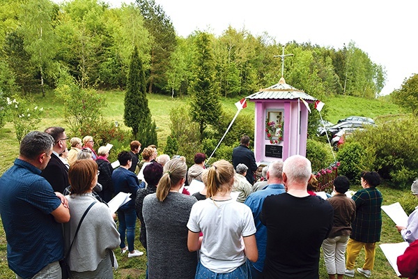 W maju i czerwcu ludzie gromadzą się przy figurze Maryi w Węgorzynku codziennie. Czasami spotkanie kończy się agapą przy grillu.