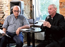 ▲	Emerytowany proboszcz cisieckiej parafii (z prawej) i dr Andrzej Solecki podczas spotkania w bielskiej galerii „Wzgórze”.