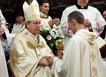 Jednym z najważniejszych znaków tej liturgii jest podanie przez biskupa pateny z chlebem i kielicha z winem. 