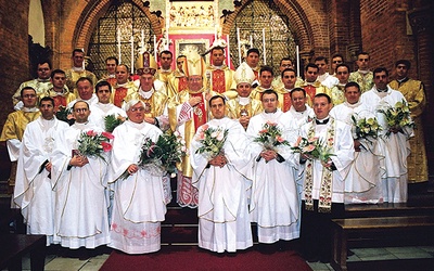 Zdjęcie zrobiono po liturgii święceń we wrocławskiej archikatedrze w 2004 roku.