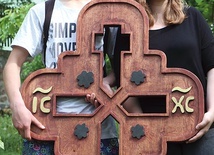 Krzyż został wykonany specjalnie dla mrągowskiej wspólnoty.