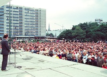 Festyn okolicznościowy Gliwicko-Zabrzańskiego Komitetu Obywatelskiego „S” na pl. Krakowskim w Gliwicach, 28 maja 1989 r. Przy mikrofonie prof. August Chełkowski.