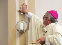 ▲	Metropolita gdański namaścił odnowione wnętrze świątyni.