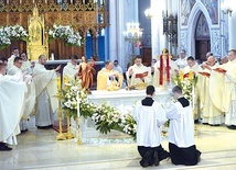 Koncelebra z ordynariuszem. Moment Przeistoczenia.