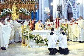 Koncelebra z ordynariuszem. Moment Przeistoczenia.