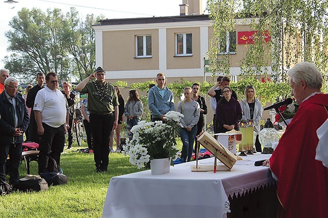 We Mszy św., której przewodniczył ks. dziekan Kazimierz Kowalski, wraz z pątnikami uczestniczyli harcerze.