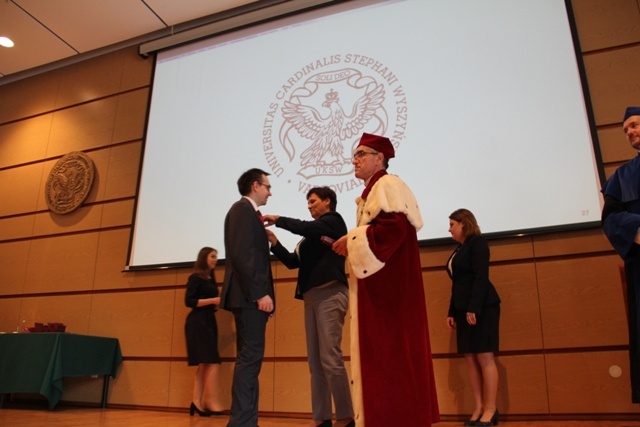 Abp Celestino Migliore z tytułem doktora honoris causa