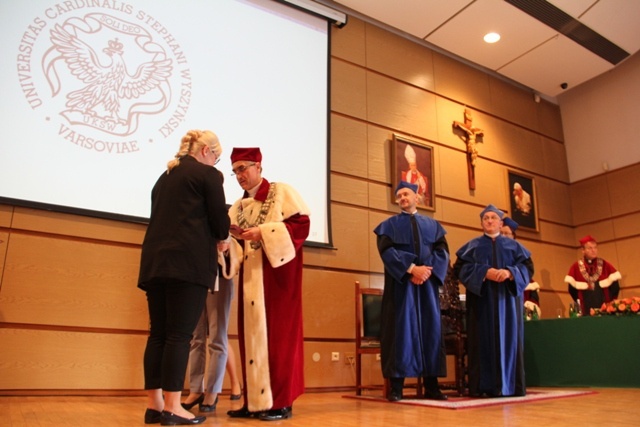 Abp Celestino Migliore z tytułem doktora honoris causa