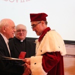 Abp Celestino Migliore z tytułem doktora honoris causa