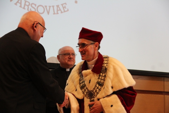 Abp Celestino Migliore z tytułem doktora honoris causa