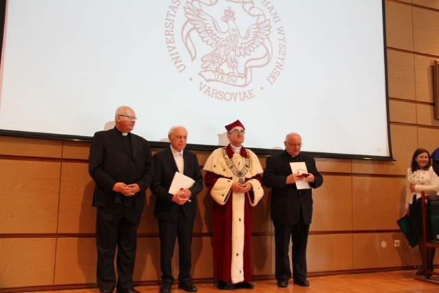 Abp Celestino Migliore z tytułem doktora honoris causa