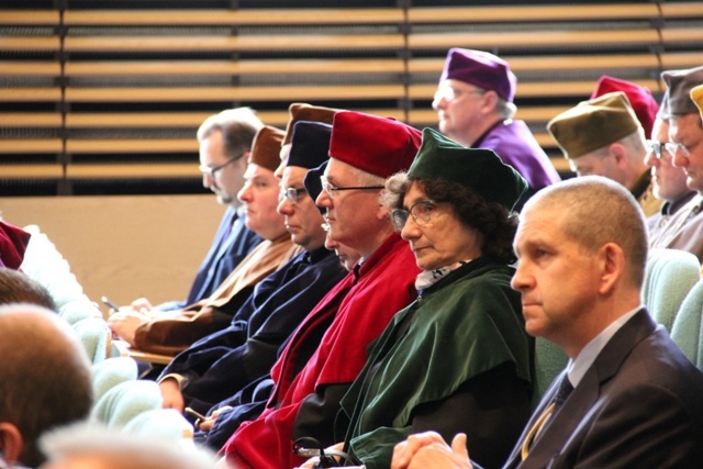 Abp Celestino Migliore z tytułem doktora honoris causa