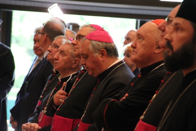 Abp Celestino Migliore z tytułem doktora honoris causa