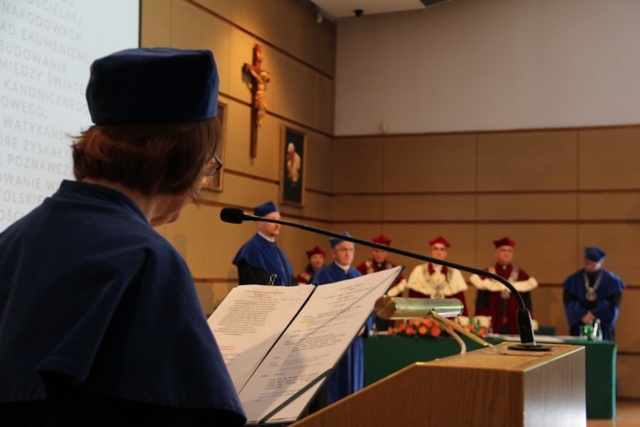 Abp Celestino Migliore z tytułem doktora honoris causa