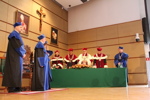 Abp Celestino Migliore z tytułem doktora honoris causa