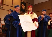 Abp Celestino Migliore z tytułem doktora honoris causa