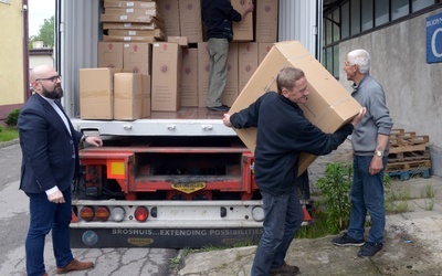 Wózki inwalidzkie trafiły najpierw do magazynu Caritas Diecezji Radomskiej. Stąd zostaną przekazane potrzebującym w całym kraju.