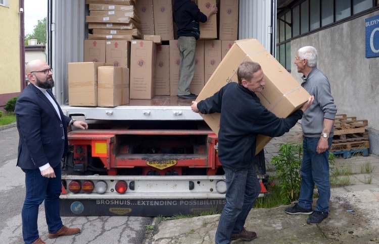 Wózki inwalidzkie trafiły najpierw do magazynu Caritas Diecezji Radomskiej. Stąd zostaną przekazane potrzebującym w całym kraju.