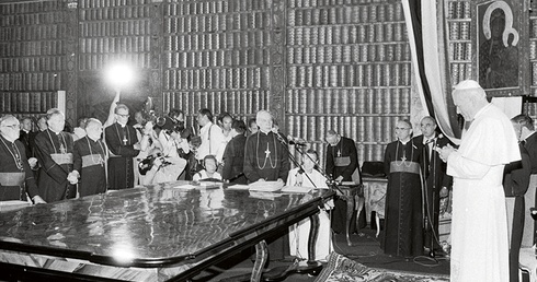 Spotkanie Jana Pawła II z Konferencją Episkopatu Polski 5 czerwca 1979 r. w bibliotece klasztornej na Jasnej Górze. Papieża wita prymas Polski kard. Stefan Wyszyński. W przerwie obrad w tym samym miejscu odbyło się zamknięte spotkanie Jana Pawła II z Radą Główną.