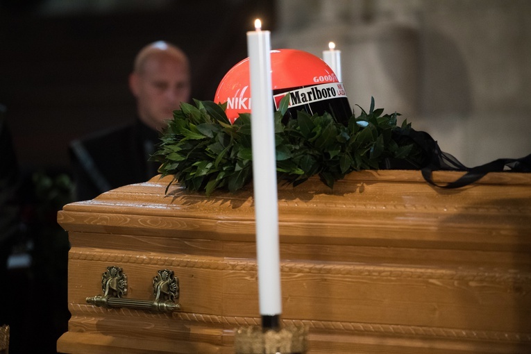 Tysiące osób na pogrzebie byłego mistrza świata Formuły 1 Nikiego Laudy