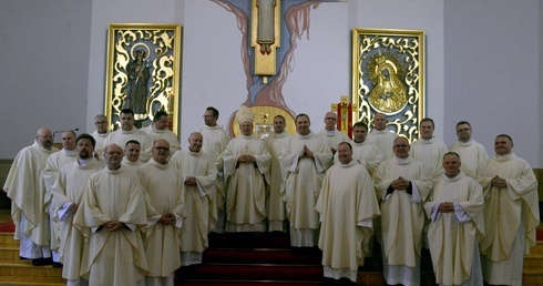 Po jubileuszowej Eucharystii w kaplicy radomskiego WSD srebrni jubilaci stanęli do pamiątkowej fotografii z bp. Henrykiem Tomasikiem.