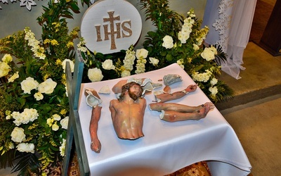 Połamany krzyż z rozbitą figurą Chrystusa z płońskiej parafii.