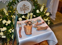 Połamany krzyż z rozbitą figurą Chrystusa z płońskiej parafii.