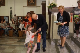 Laureatom konkursu nagrody wręczył ks. Andrzeja Świderski, proboszcz parafii św. Mikołaja w Gąbinie.
