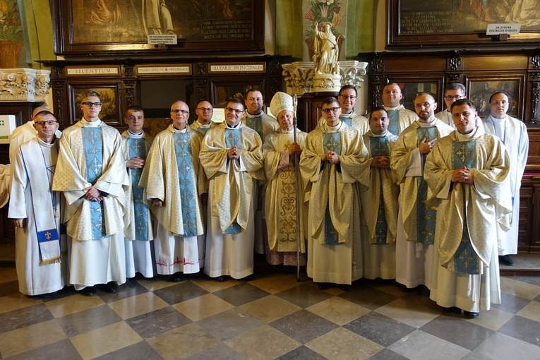 Wspólna fotografia z bp. Henrykiem Tomasikiem w jasnogórskiej zakrystii