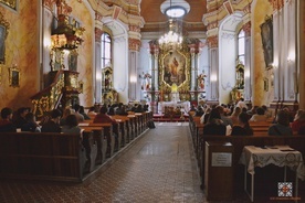 Przed ołtarzem stanął krzyż znany z ekumenicznych spotkań wspólnoty.