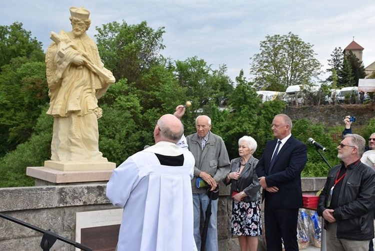 o. Mirosław poświęcił nowo ustawioną figurę