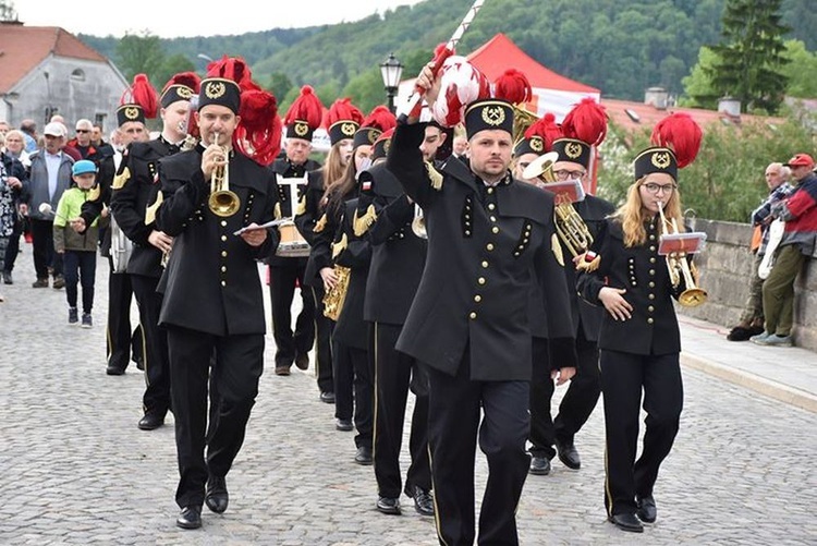 Instalacja i poświęcenie figury św. Jana Nepomucena w Bardzie Śl.