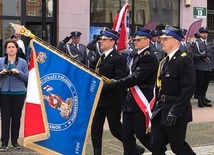 Nowy sztandar w czasie defilady w wałbrzyskim Rynku.