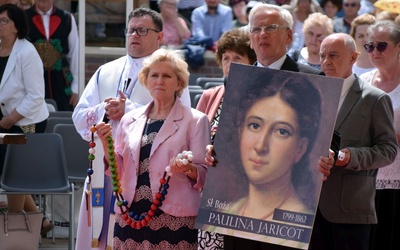 Obraz z wizerunkiem sługi Bożej Pauliny M. Jaricot wraz z misyjnym różańcem w pięciu kolorach wniesiono jako dary ołtarza. 