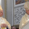 Złoci jubilaci - bp Henryk Tomasik i bp Adam Odzimek dziękują za modlitwę i obecność na jubileuszu.