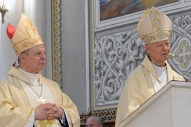 Złoci jubilaci - bp Henryk Tomasik i bp Adam Odzimek dziękują za modlitwę i obecność na jubileuszu.