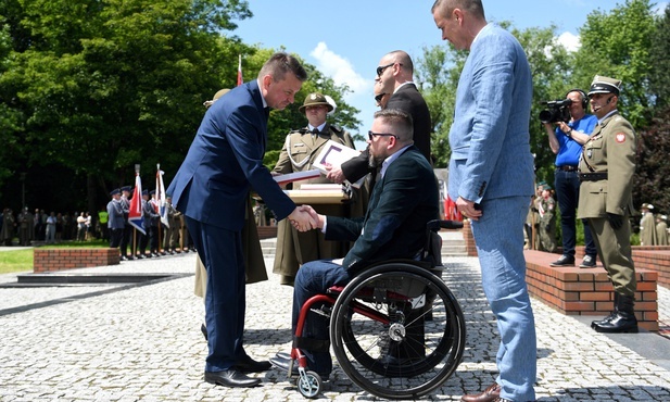 Minister obrony narodowej Mariusz Błaszczak podczas Centralnych Obchodów Dnia Weterana Poza Granicami Państwa w Rzeszowie.