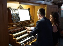 Zuzanna i Maciej Batorowie podczas koncertu w kościele pw. św.św. Apostołów Piotra i Pawła.
