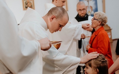 Bracia Marek (od lewej) i Michał podczas Mszy św. prymicyjnej w rodzinnej parafii.